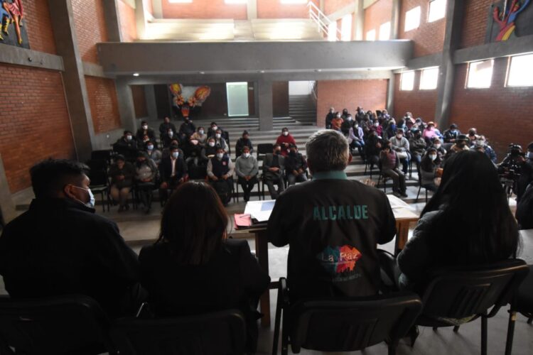 El alcaldes Iván Arias, en reunión con padres de familia. Foto: GAMLP