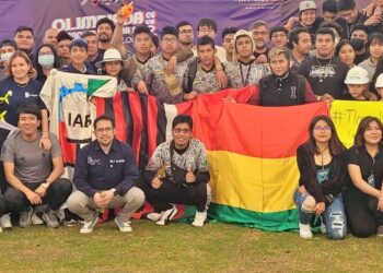 El grupo de estudiantes que representó al país en varios torneos de robótica en México. Foto: Padres de familia
