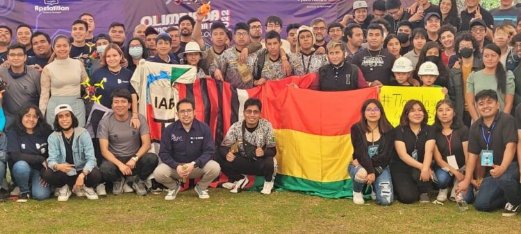 El grupo de estudiantes que representó al país en varios torneos de robótica en México. Foto: Padres de familia