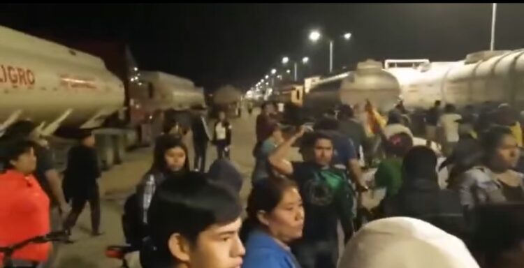 Desbloquean refinería de Palmasola, un grupo de camiones cisternas logró ingresar
