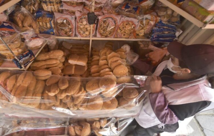 Pan de batalla en los mercados de La Paz. Foto: Rodwy Cazón