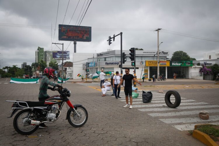 Una vía bloqueada en Santa Cruz. Foto: Comité pro Santa Cruz