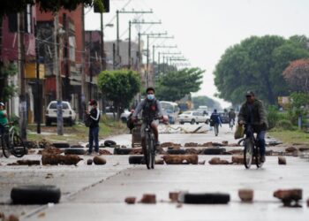 Avenida bloqueada en el paro de 48 en Santa Cruz. Foto: APG