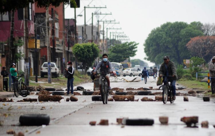 Avenida bloqueada en el paro de 48 en Santa Cruz. Foto: APG
