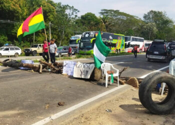 Una avenida cruceña bloqueada en el paro del lunes en Santa Cruz. Foto: APG