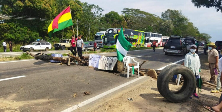 Una avenida cruceña bloqueada en el paro del lunes en Santa Cruz. Foto: APG