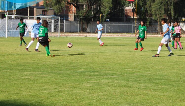 La selección boliviana femenina tuvo un amistoso benéfico exitoso