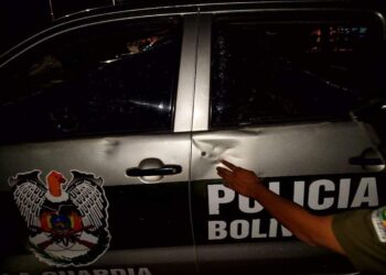 Una patrulla policial alcanzada por una bala, en La Guardia. Foto: RRSS