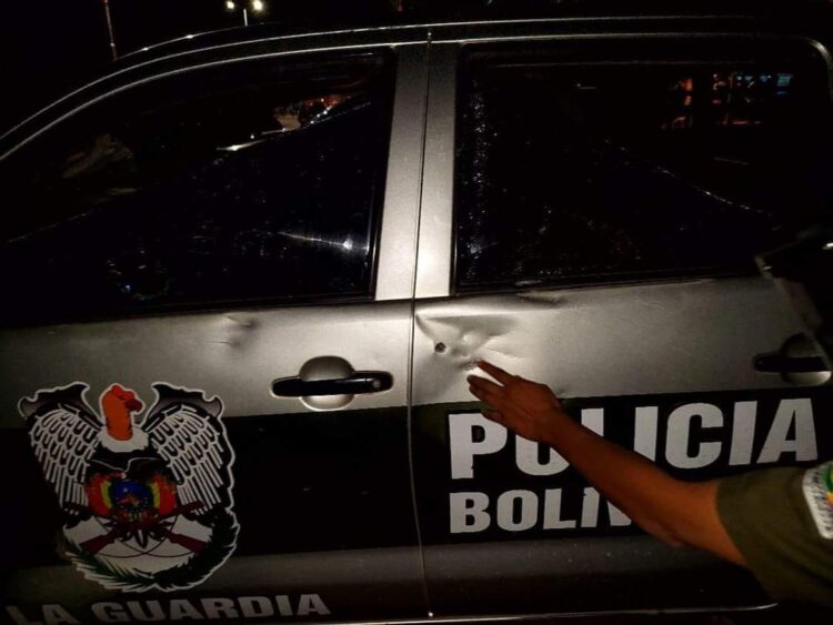 Una patrulla policial alcanzada por una bala, en La Guardia. Foto: RRSS