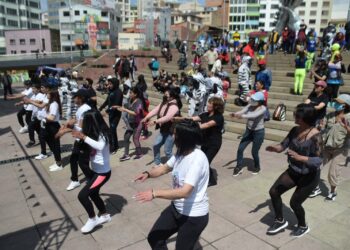 Decenas de paceños en el Día del Peatón en plaza Tejada Sorzano. Foto: Rodwy Cazón