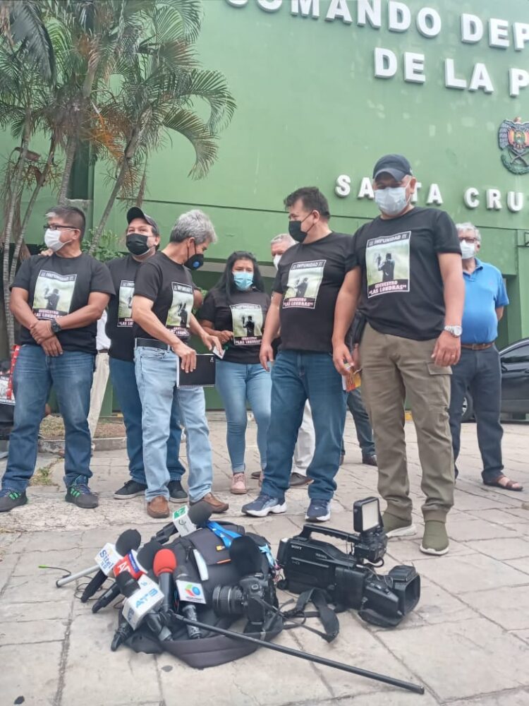 Asociación de Periodistas realiza un plantón ante la justicia por liberación de los dos detenidos por el caso Las Londras