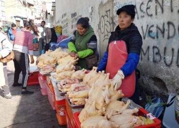 Comerciantes venden pollo yungueño en Villa Fátima. Foto: Pedro Luna