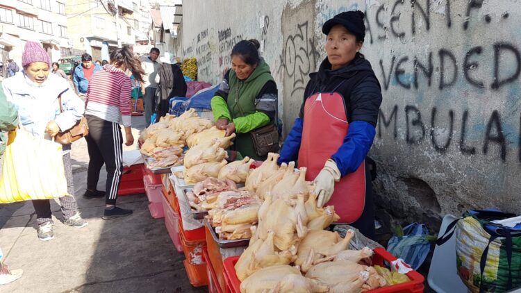 Comerciantes venden pollo yungueño en Villa Fátima. Foto: Pedro Luna