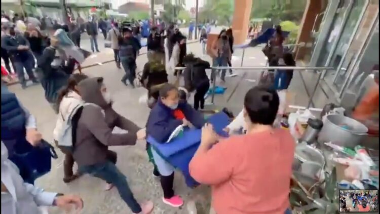 El desalojo de manifestantes en la Gobernación de santa Cruz. Video: RRSS