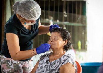 Una prueba antígeno nasal. Foto: OPS