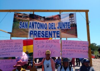 Comunarios de San Antonio del Junte bloqueando