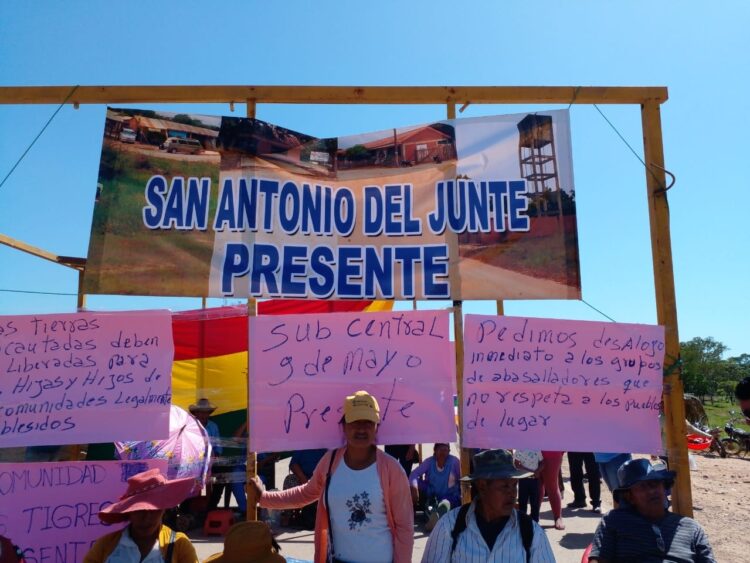 Comunarios de San Antonio del Junte bloqueando