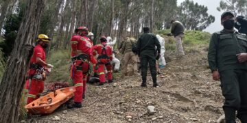Personal de Bomberos en tareas de rescate. Foto: APG