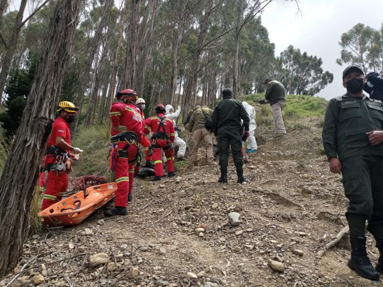 Personal de Bomberos en tareas de rescate. Foto: APG