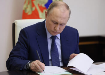 Putin firma incorporación de cuatro nuevas regiones y recibe más sanciones de la UE