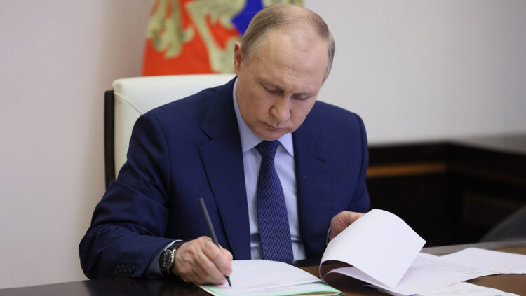 Putin firma incorporación de cuatro nuevas regiones y recibe más sanciones de la UE
