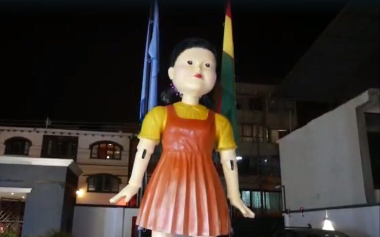 Una réplica de ‘Younghee’, del Juego del Calamar, el caro regalo de una quinceañera