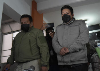 Detención domiciliaria, fianza de Bs 70.000 y arraigo para el gobernador Santos Quispe