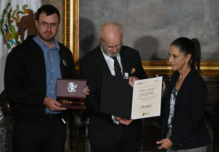 México honra a familia de Assange en nombre de la ‘libertad de expresión’