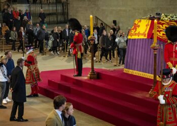 Carlos III y su hijo Guillermo agradecen multitudinario homenaje popular a Isabel II