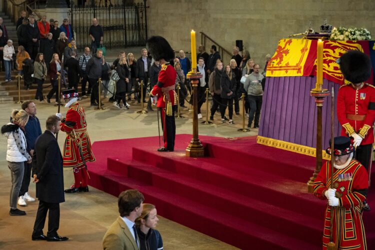 Carlos III y su hijo Guillermo agradecen multitudinario homenaje popular a Isabel II
