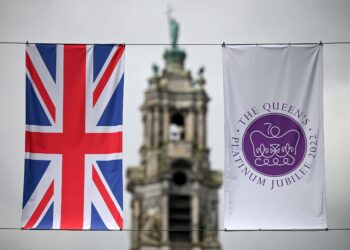 Desfile festivo cierra las celebraciones por el jubileo de Isabel II bajo amenaza de lluvia