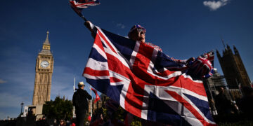 Reino Unido vuelve a izar las banderas tras el fin de luto por Isabel II