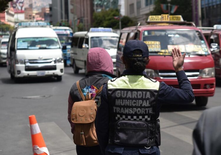 La Alcaldía anuncia cambio de paradas y más vallas por el reordenamiento en La Paz
