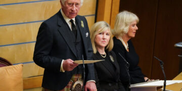 El rey Carlos III vela junto a sus hermanos el féretro de su madre Isabel II