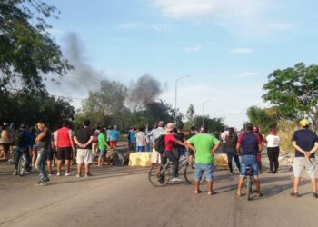 Se desborda la tensión en los barrios y suman pedidos para levantar el paro en Santa Cruz
