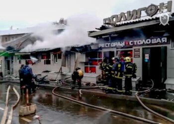 Los servicios de emergencia continúan trabajando en el lugar del incidente. Foto: AFP