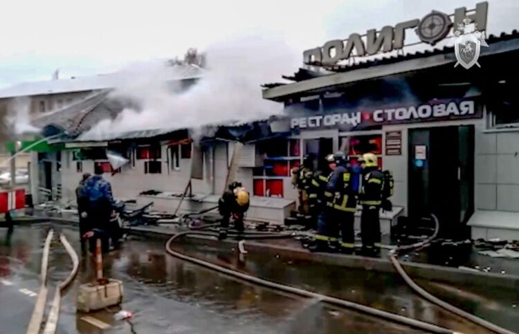 Los servicios de emergencia continúan trabajando en el lugar del incidente. Foto: AFP