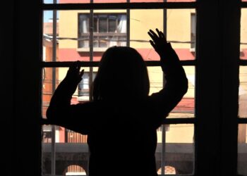 Niña embarazada que fue apuñalada se encuentra estable, el acusado está prófugo