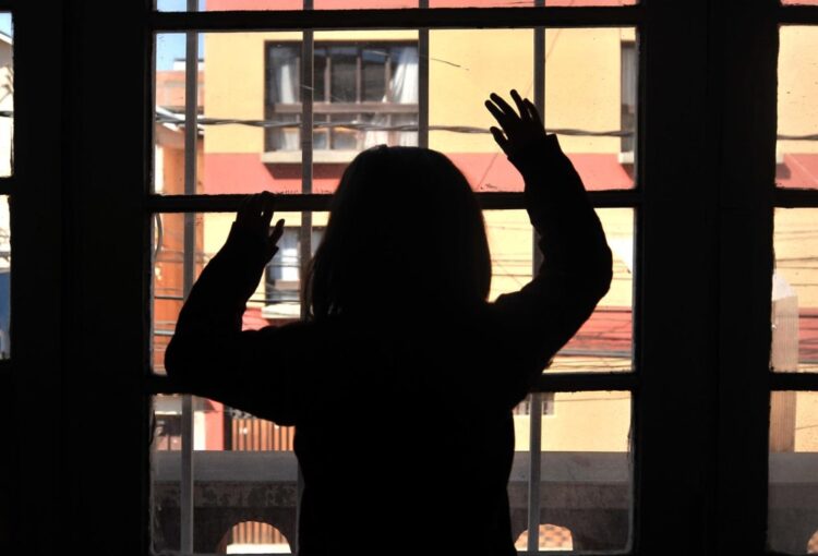 Niña embarazada que fue apuñalada se encuentra estable, el acusado está prófugo