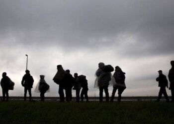 Un centenar de refugiados hallados desnudos en frontera de Grecia con Turquía