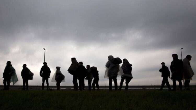 Un centenar de refugiados hallados desnudos en frontera de Grecia con Turquía
