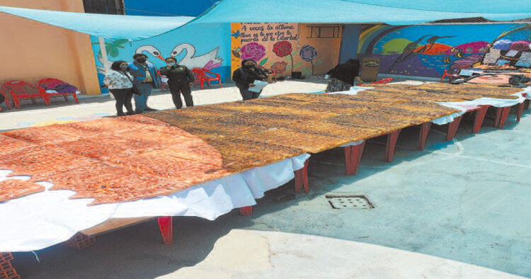 Evocan a Remedios Loza con t’antawawa de 11 metros