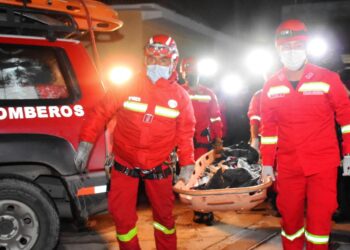 El rescate del cuerpo a través de Bomberos. Foto: APG
