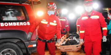 El rescate del cuerpo a través de Bomberos. Foto: APG