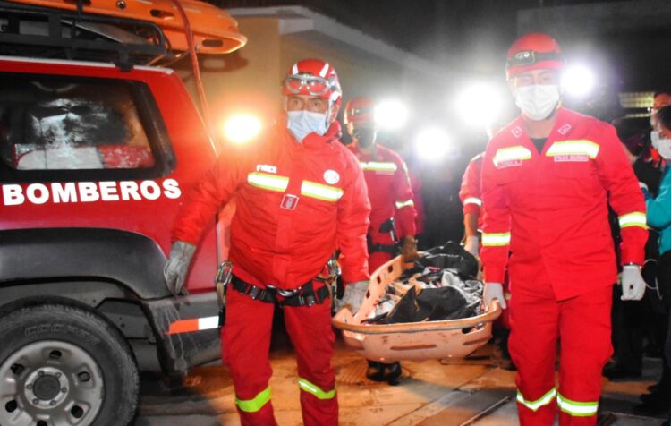 El rescate del cuerpo a través de Bomberos. Foto: APG