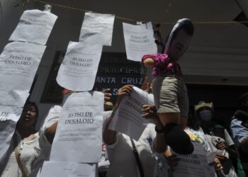 Plataformas colocan un ‘aviso de desalojo’ en la Alcaldía cruceña en protesta contra Jhonny