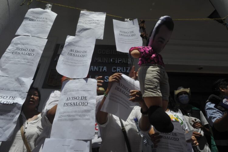 Plataformas colocan un ‘aviso de desalojo’ en la Alcaldía cruceña en protesta contra Jhonny
