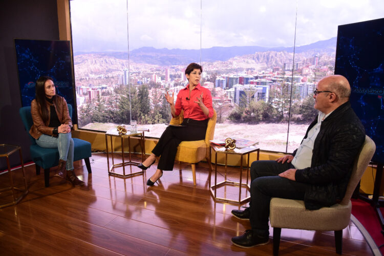 Gabriela Reyes, Claudia Benavente y Hugo Moldiz, este lunes.