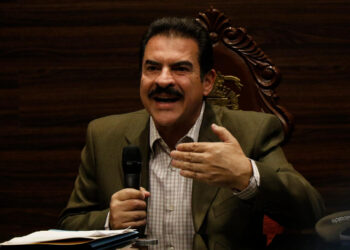 El alcalde Manfred Reyes Villa, en rueda de prensa anterior. Foto: APG
