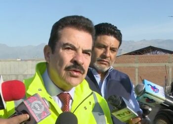 Manfred Reyes Villa habla del paro con periodistas, este jueves.